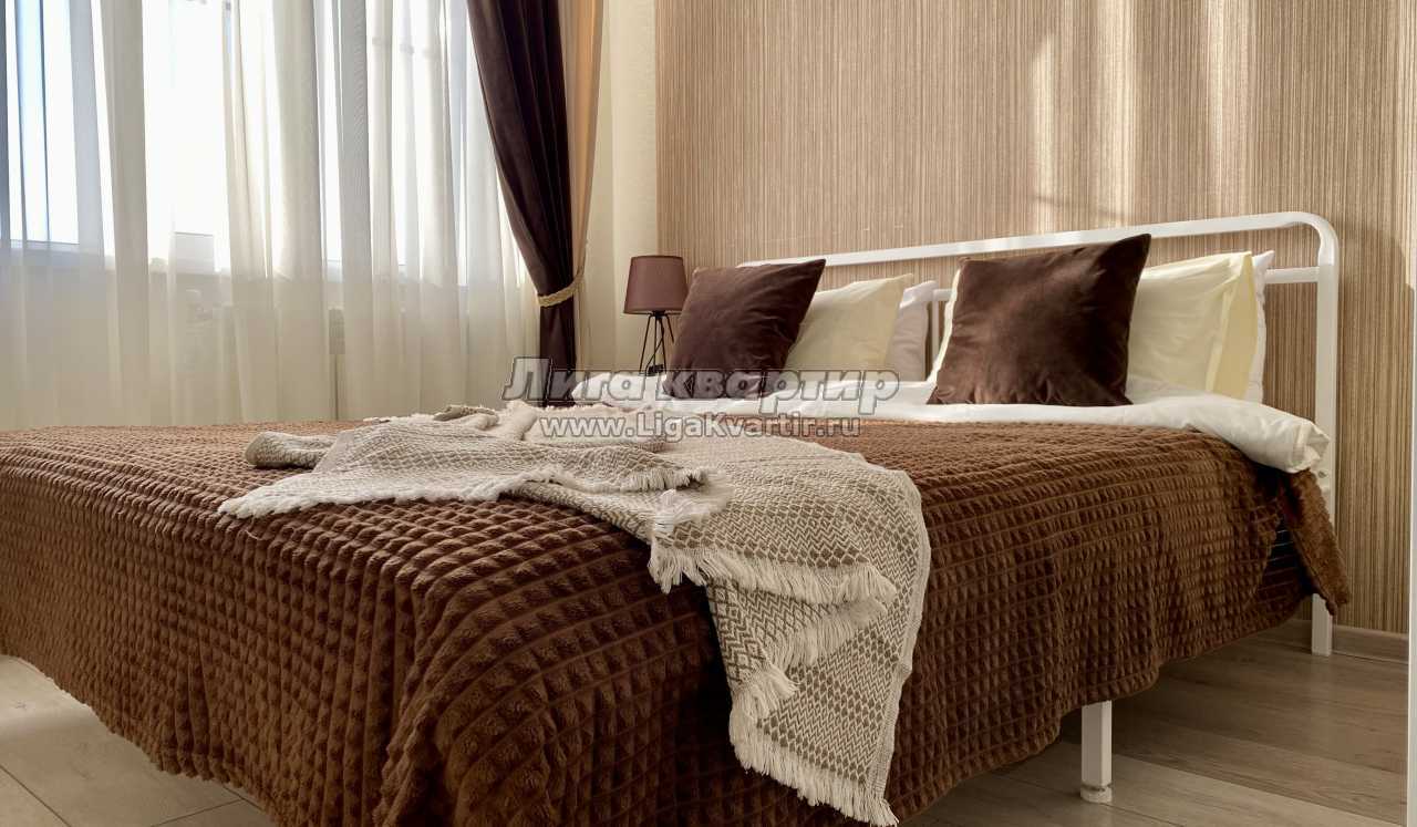 Кровать с коричневым покрывалом